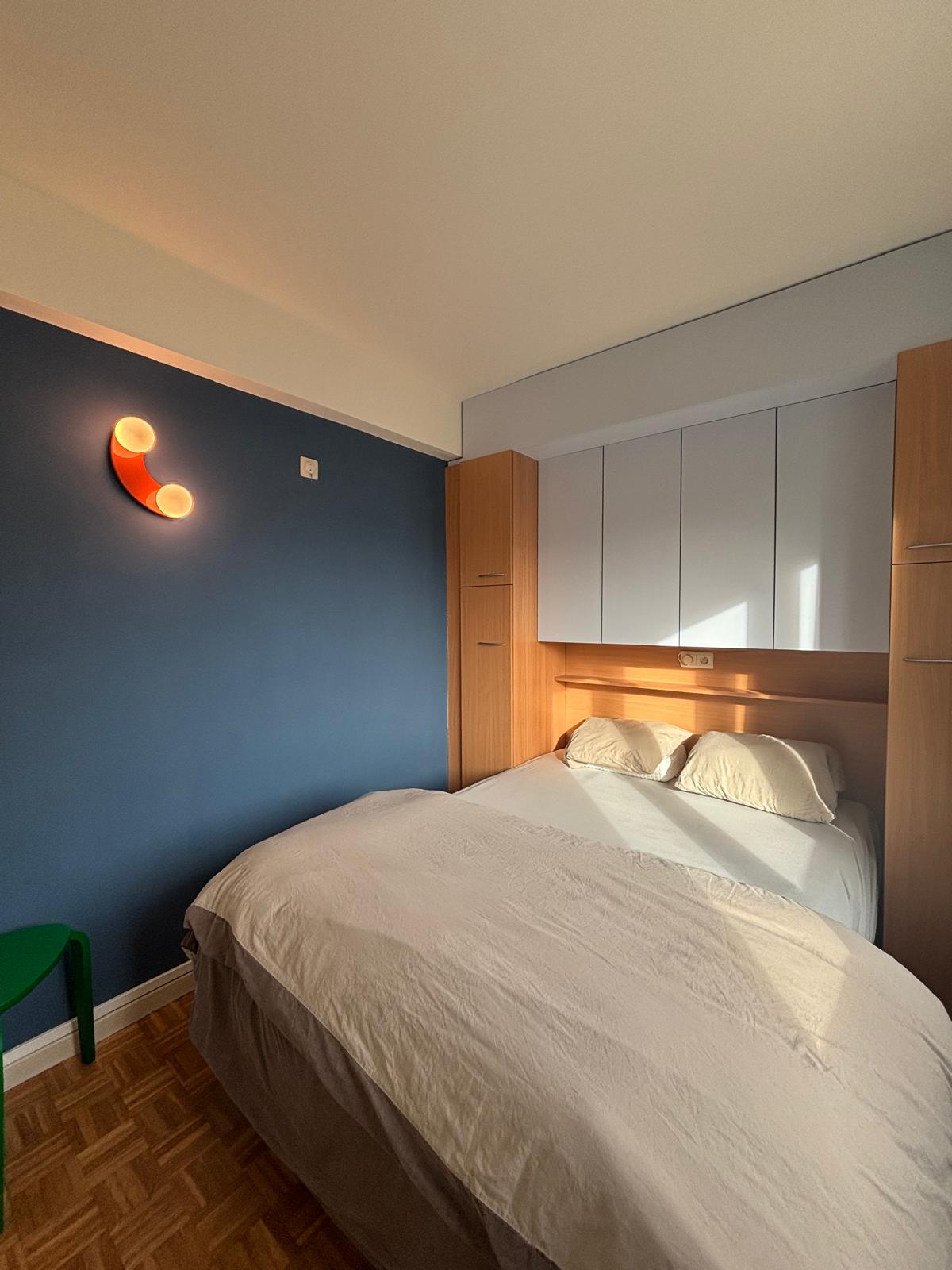 Slaapkamer met tweepersoonsbed in Studio Zee Middelkerke