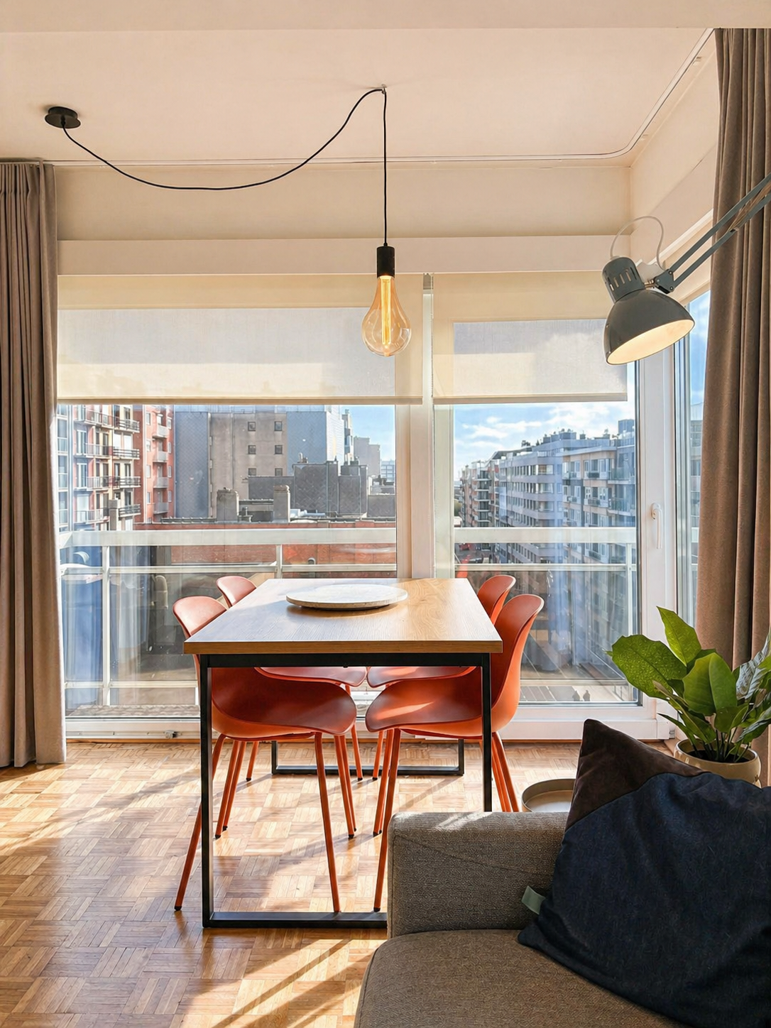 Lichte woonkamer met zetelbed in vakantieappartement Studio Zee Middelkerke